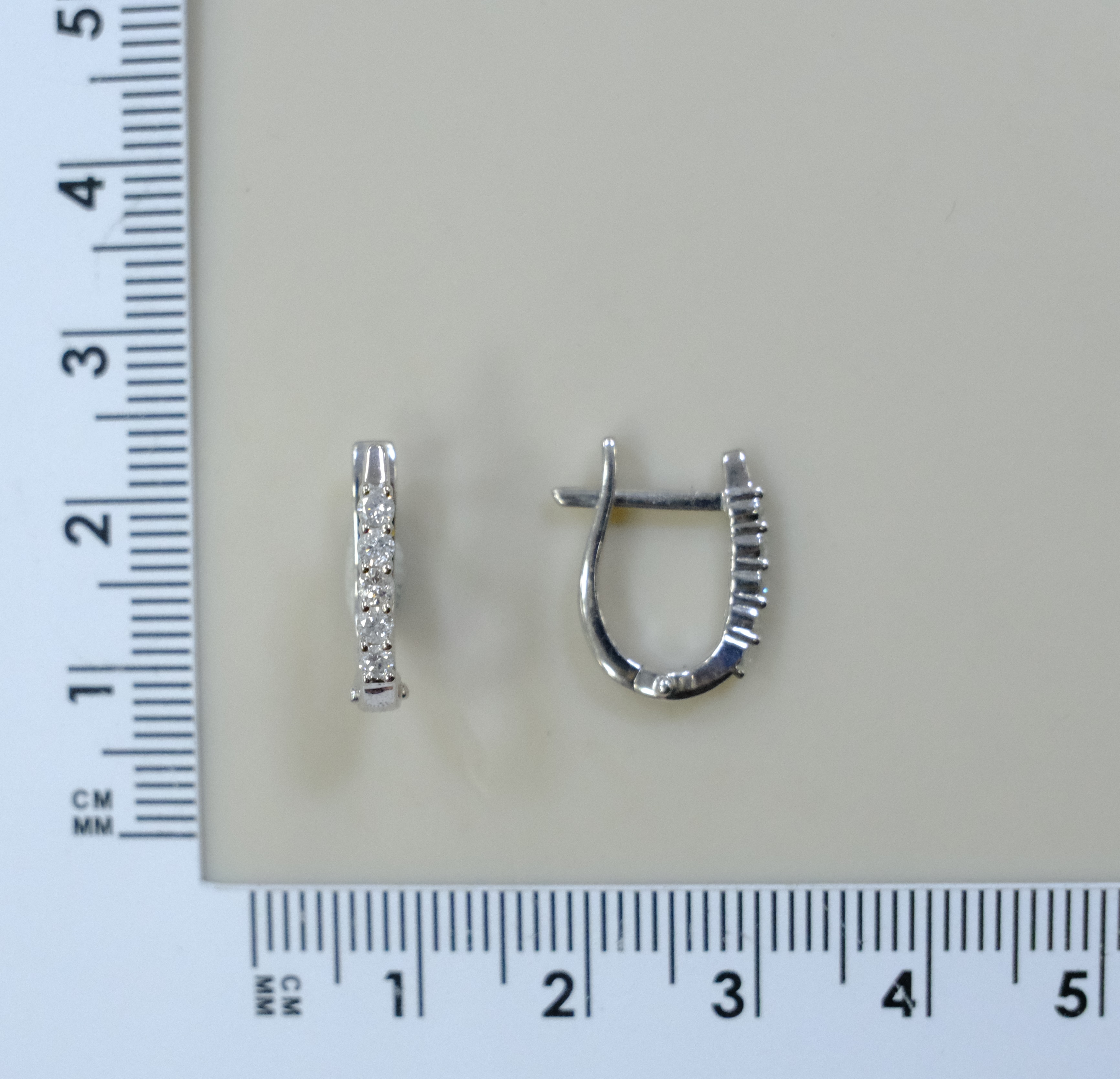 Серебряные серьги с бриллиантами